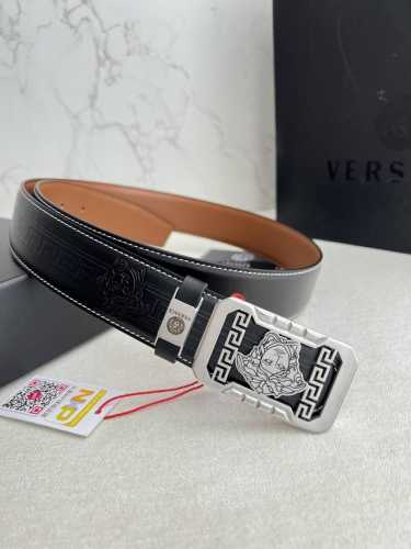 品名：Versace.范思哲原单腰带 皮带 型号：挂扣，经典人头纯钢材质扣头，头层牛皮，图片实物拍摄 材料：百分百头层牛皮，保证真皮。24K纯钢扣双面可用专柜同