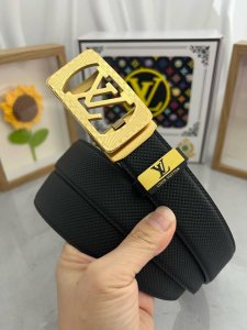 品名：Lv..路易..威登自动带 材质：原单牛皮腰带 百分百头层牛皮腰带保证真皮，24K纯钢扣，专柜原单品质、做工精细，时尚大牌，送人自用首选 包装： 请认准如