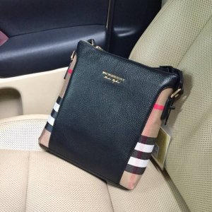 新款 巴宝莉 专柜同步男单肩包原版品质 商务款式，手感绝对牛！进口牛皮 内里采用原版专用里布！清晰Logo！ 高端走起，男神必备 质量如图可见 款号:9005-