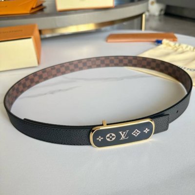 特P170 寬25Mm 雙面用女士原單腰帶 寬度25毫米 雙面可用 正面為新型的絲印效果 柔軟的小牛皮荔枝紋做底 搭配細緻華麗的字母搭扣