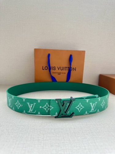 特 Lv Initiales 4.0宽双面腰带是 年春夏男装系列的配饰。Taga 皮革触感柔软，与另一面的Monogram 帆布碰撞色彩。同色 Lv 字母以抛光