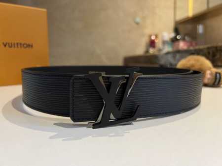 特 Lv Shake 40毫米双面腰带全新加入男士服饰系列，以微微倾斜的lv Shake搭扣为经典设计注入灵动气息，释放青春活力的同时见证精湛工艺。双面设计，腰 - 点击图像关闭