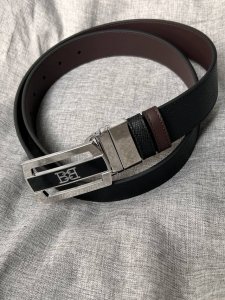 特P230 Bally (巴利) 专柜同款 男士休闲商务双用腰带 这款 Fabazia 正装腰带以黑色粒面牛皮制成，采用双面设计，反面为光滑咖色牛皮。正面饰有银