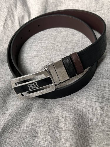 特P230 Bally (巴利) 专柜同款 男士休闲商务双用腰带 这款 Fabazia 正装腰带以黑色粒面牛皮制成，采用双面设计，反面为光滑咖色牛皮。正面饰有银