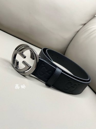 特 Gg 4.0宽典藏设计中的标志性元素于2024早秋系列焕发新意。这款腰带选用黑色超级双g皮革打造，互扣式双g银色调配件更添个性魅力。