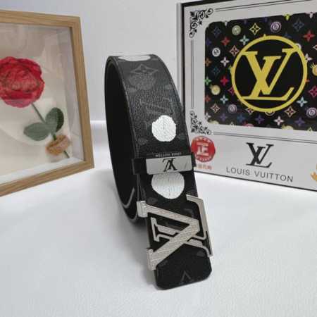 品名：Lv..路易..威登 材质：原单牛皮腰带 百分百头层牛皮腰带保证真皮，24K纯钢扣，专柜原单品质、做工精细，时尚大牌，送人自用首选 包装： 请认准如图专柜 - 点击图像关闭
