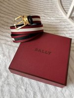 特 Bally 巴利 专柜同款 男款休闲双面用腰带 宽3.4Cm 这款 Taylan 腰带由织物和皮革混纺制成，采用双面设计，一侧为 Bally Red 和骨白