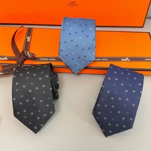 特 三色，官方同步新款“H”正从银河划过。 稀有H家每年都有一千条不同印花的领带面世，从最初的多以几何图案表现骑术活动为主，到如今的款式则丰富得多，以活泼的动物