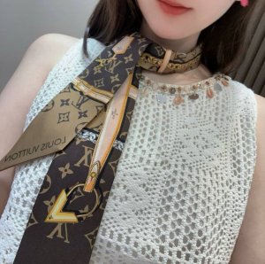 Lv尖角链条 今年出的神仙配色超级Nice官网最新款，Tiwlly官网同步在售。上新，终于到货了，Lv最新双层束发带~绑带.领结.飘带各种多用途国内官网也上架了