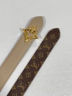 特 双面腰带选用 Monogram 帆布和 Monogram 压纹皮革演绎两式风尚，以宛若珠宝的柔美搭扣致意 Monogram 花卉，可为各式造型注入典雅风采。