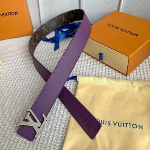 寬：40Mml0Uis Vuitt0N 男士新品原單腰帶.專櫃正品編碼！雙面均可使用 一面經典黑老花，一面頂級小牛皮，黑與紅的色調搭配三層三色掛扣 與腰帶相呼應
