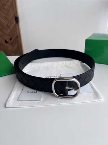 Bv 2025最新款男士编织腰带 纯手工Intreccio大格子编织 双面意大利小牛皮搭配椭圆形微复古银色针扣 宽体大针搭配扁孔设计尖尾 侧面有标识 皮带宽度3