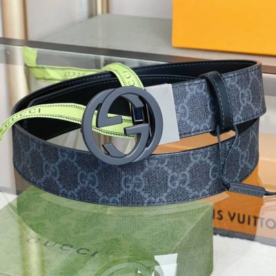 Gucci双G带扣双面腰带 这款双面皮革腰带巧妙融合Gg Supreme帆布与黑色皮革材质，演绎历久弥新的实用设计理念。富有辨识度的双G配件再现典藏搭配，诠释当