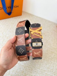 品名： Lv..路易..威登腰带皮带原单 型号：挂扣，经典纯钢材质挂扣，头层牛皮，图片实物拍摄 材料：头层牛皮，挂扣系列，纯钢材质扣头，镀钯电镀工艺永不掉色。原
