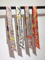 Phms2430 爱马仕新款Twilly 甜蜜的鞍具 顶级斜纹真丝打造 超精细的印花 字迹非常清晰 绝对是送礼自用的首选丝带既可绕于颈间，亦可缠于腕部、腰部，同