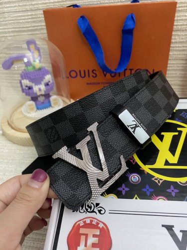 品名：Lv..路易..威登原单 材质：原单牛皮腰带 百分百头层牛皮腰带保证真皮，24K纯钢扣，专柜原单品质、做工精细，时尚大牌，送人自用首选 包装： 请认准如图