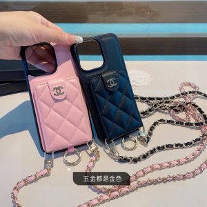 新品上架，香奈儿卡包手机壳 指环扣 斜挎包手机壳，手感柔软舒适！ 型号：为了不出现报错型号，请打开本机查看手机设置显示的型号 Iphone16系列更新 Ipho