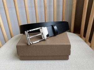 新款 Burberry 巴宝莉专柜同步上新 意大利精制腰带 选用光滑小牛皮面料打造 搭配镀钯金B字型扣环 宽:3.5Cm 精致优雅简单大方