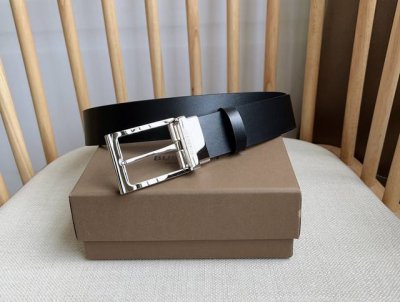 新款 Burberry 巴宝莉专柜同步上新 意大利精制腰带 选用光滑小牛皮面料打造 搭配镀钯金B字型扣环 宽:3.5Cm 精致优雅简单大方