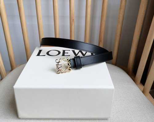 特 Loewe 罗意威专柜最新同款腰带 选用光滑牛皮革窄款腰带 配有Anagram挂锁针扣 卓越的工艺 个性的造型 精美的材质 宽:2.0Cm