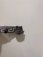 特 此款经典的Versace腰带由柔软的小牛皮制成，饰有La Greca印花，并配有3D美杜莎腰带扣。4Cm
