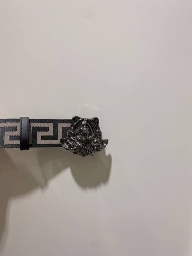 特 此款经典的Versace腰带由柔软的小牛皮制成，饰有La Greca印花，并配有3D美杜莎腰带扣。4Cm