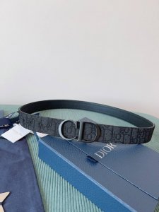 高端品质，实物拍摄 批 配全套礼盒 ：品牌：DIOR 迪奥原厂皮料，奶昔白帆布 灰色牛皮 品质毋庸置疑 没有更好 只有最好 尺寸3.5厘米