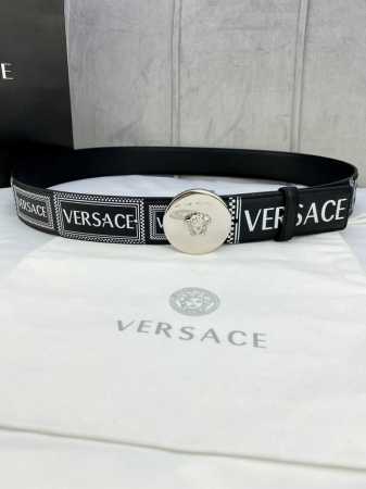 宽度4.0Cm Versace 范思哲 此款Palazzo腰带采用牛皮革面料制作，并饰有Le Pop Classique图案印花和标志性的美杜莎五金真空电镀配件 - 点击图像关闭