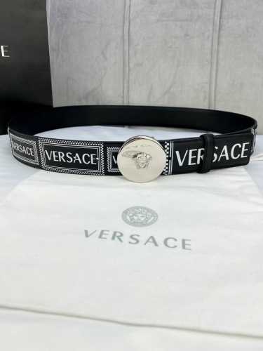 宽度4.0Cm Versace 范思哲 此款Palazzo腰带采用牛皮革面料制作，并饰有Le Pop Classique图案印花和标志性的美杜莎五金真空电镀配件