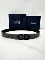 宽度3.5Cm Dior 这款 35 毫米双面腰带结合典雅气质与摩登风范。双面设计，一面采用深灰色 Oblique 印花面料，另一面采用同色调粒面牛皮革。可搭配