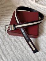 特 Bally 巴利 专柜同款 男款休闲双面用腰带 宽3.4Cm 这款 Taylan 腰带由织物和皮革混纺制成，采用双面设计，一侧为 Bally Red 和骨白