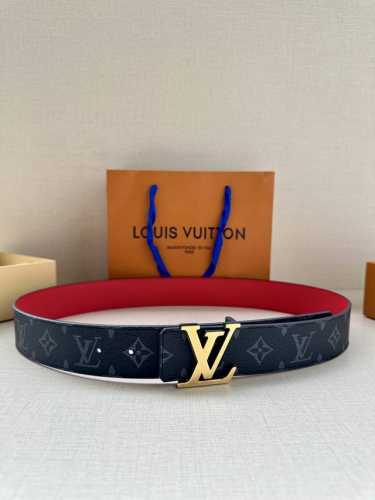 本款 4.0宽 Lv Initiales 双面腰带拼合经典 Monogram 帆布和素色皮革 搭配中央 Lv 字母搭扣 为路易威登爱好者提供多样造型选择 一面M