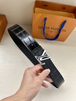 特 本款腰带4.0宽 Lv Pyramide 腰带焕新加入路易威登稀有皮革配饰系列。鳄鱼皮革呈现雍容纹理，Lv Pyramide 搭扣闪耀金属光泽。