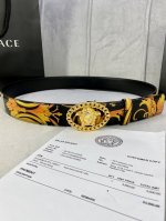 宽度4.0Cm Versace 范思哲 此款Palazzo腰带采用牛皮革面料制作，并饰有Le Pop Classique图案印花和标志性的美杜莎五金配件。