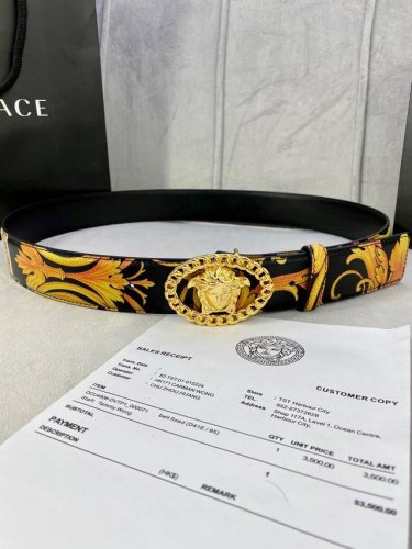 宽度4.0Cm Versace 范思哲 此款Palazzo腰带采用牛皮革面料制作，并饰有Le Pop Classique图案印花和标志性的美杜莎五金配件。