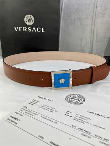 宽度4.0Cm Versaec 饭范思哲 此款时尚平纹腰带由柔软的小牛皮革制成，饰有立体美杜莎搭扣。