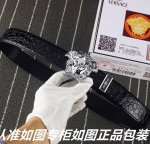 品名：范思哲.Ver Sace鳄鱼纹 型号：认准如图专柜包装，赠送打孔器 材料：百分百头层牛皮保证真皮。鳄鱼纹路美人头，24K钢扣，镶钻工艺专柜同等质量， 送人