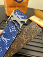 特 Lv Line 双面腰带采用两式格调分别演绎经典 Monogram 图案，并将创意巧思融入 Lv Line 搭扣。宽度4.0Cm