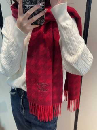 香奈儿 难得一见的温柔配色，超级迷恋气质低调恬静又不失优雅 重点推荐高级舒适时髦气质，简约却又不简单，大牌范十足，超级安利这款触动内心的柔美围巾，渐变拼色的颜色 - 点击图像关闭