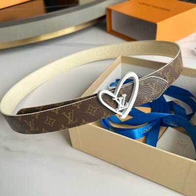 L0Uis Vuitt0N 今季新品 女士原單腰帶 寬度30毫米 經典小花Pvc面搭配荔枝紋牛皮壓花 搭配爱心形状五金 可雙面佩戴 百搭款