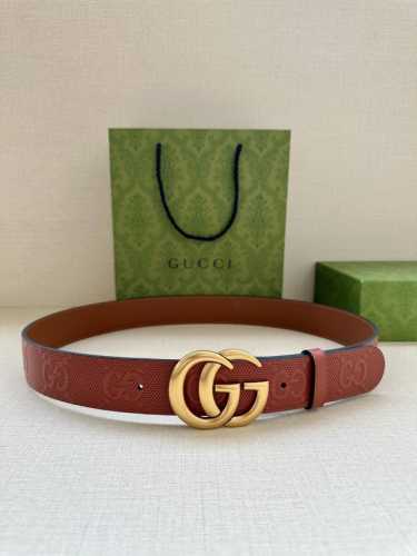 特 宽度4.0Cm Gucci 这款单品将品牌的过去与未来贯通在一起，以现代风格的全新设计诠释了经典设计元素。Guccio Gucci字母交织图案巧妙融入纹理和