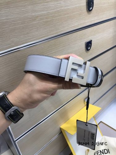 新款 Fd 宽35 Mm 支持Nfc 芯片扫描，标志造型皮带，原版亮面间纹F铆钉扣，进口原版 黑色小牛皮配原版老花制成，镀金表面金属制品，品质保证，非市场通货！
