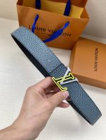 特 Lv Shape Mng Climbing 双面腰带向攀岩运动汲取灵感，以喷绘 Monogram Climbing 图案表现崎岖岩石的粗粝纹理，翻转可见沉稳