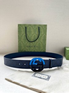 特 宽度3.8Cm Gucci 这款双面腰带巧妙融合gg Supreme帆布与头层品牌纹理材质，演绎历久弥新的实用设计理念。富有辨识度的双g配件再现典藏搭配，诠