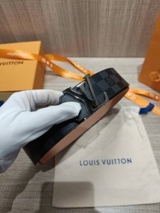 配全套包装礼盒 Virgil Abloh 以先锋美学理念解读 Lv Tag 腰带，以经典 Lv 搭扣俘获视觉焦点。Monogram 帆布和进口小牛砂皮分饰两面。