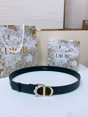 dior新款腰带采用黑色光滑牛皮革精心制作，经典 Cd 腰带扣以富有光泽的金色饰面金属版本呈现，字母 C 上镶嵌尺寸各异的白色树脂珠饰，彰显 Dior 的精湛工 - 点击图像关闭