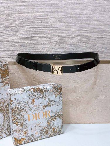 Dior Miss Dior Graffiti 图案腰带 25毫米光滑牛皮 金色饰面 Miss Dior Grafiti 图案腰带扣 内侧饰以 Christia