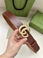 特 Gucci单层树膏皮革腰带，配有品牌标志性双G带扣。无涂层褪色皮革材质。 棕色皮革 钯金色调配件 双G带扣 搭扣：做旧复古双G扣 适用低腰和高腰两种穿戴方式