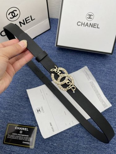 品牌香奈儿女带 描述双面原版皮可调节式皮带，小牛皮材质，配有钯金色和银色钢金属扣 牛皮材质 不锈钢 香奈儿扣 2.0厘米 意大利制造 腰带为意大利尺寸，请在购买