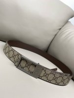 Gucci 3.5Cm饰长方形搭扣双面腰带Gucci 品牌倾情呈献多款双面长方形搭扣男士腰带，一面以标志性图案彰显品牌内涵，另一面以中性色调皮革尽展商务风范。这